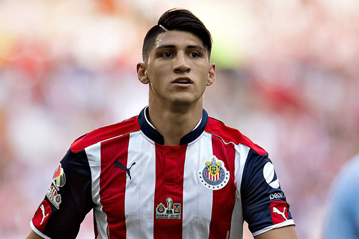 Alan Pulido renueva dos años con Chivas 