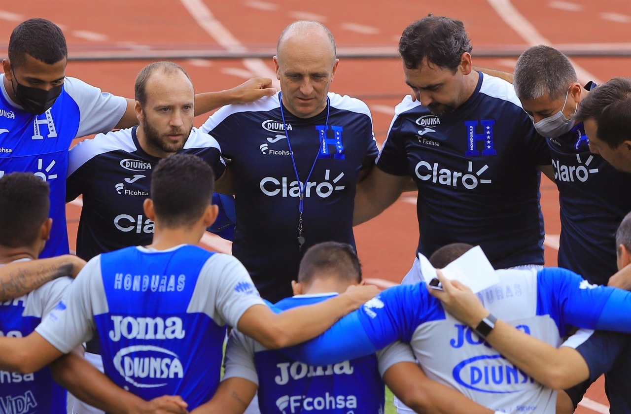 El timonel de la Bicolor hondureña se sinceró en una entrevista concedida al programa Fútbol a Fondo de Deportes Televicentro y habló sobre los errores cometidos en las primeras tres fechas de la Eliminatoria de CONCACAF rumbo al mundial de Qatar 2022. Fabián Coito pide no “dramatizar” la vergonzosa derrota ante Estados Unidos