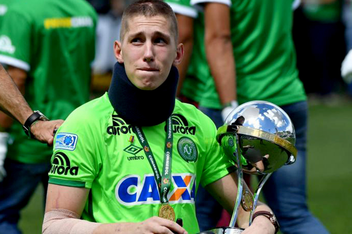 Sobreviviente del Chapecoense domina el balón con su prótesis 