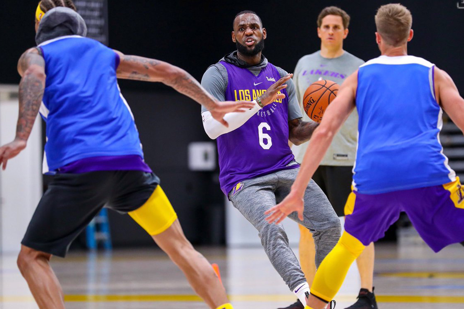 LeBron James: ¡Viste la camiseta de los Lakers!   