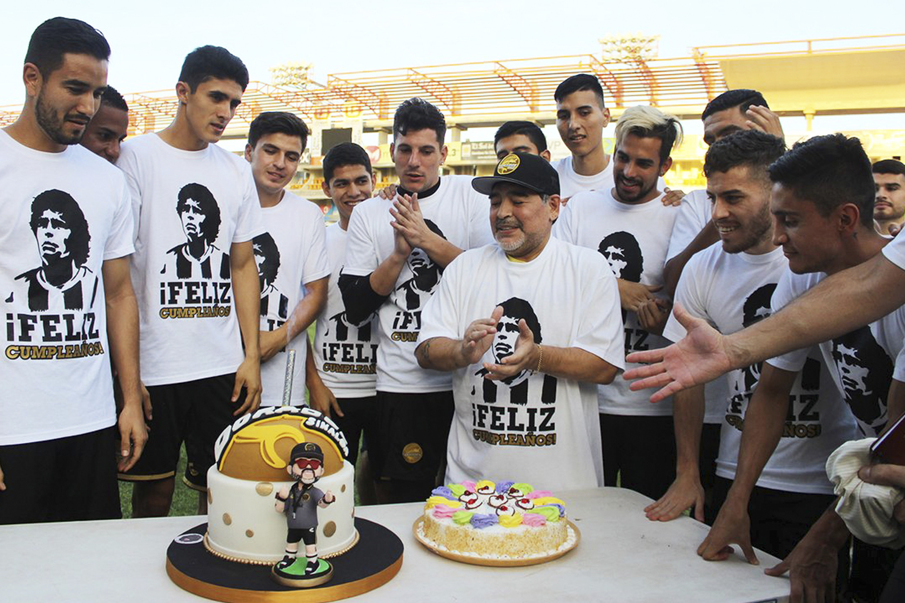 ¡Pastelazo! Maradona celebró con Dorados su cumpleaños 58 