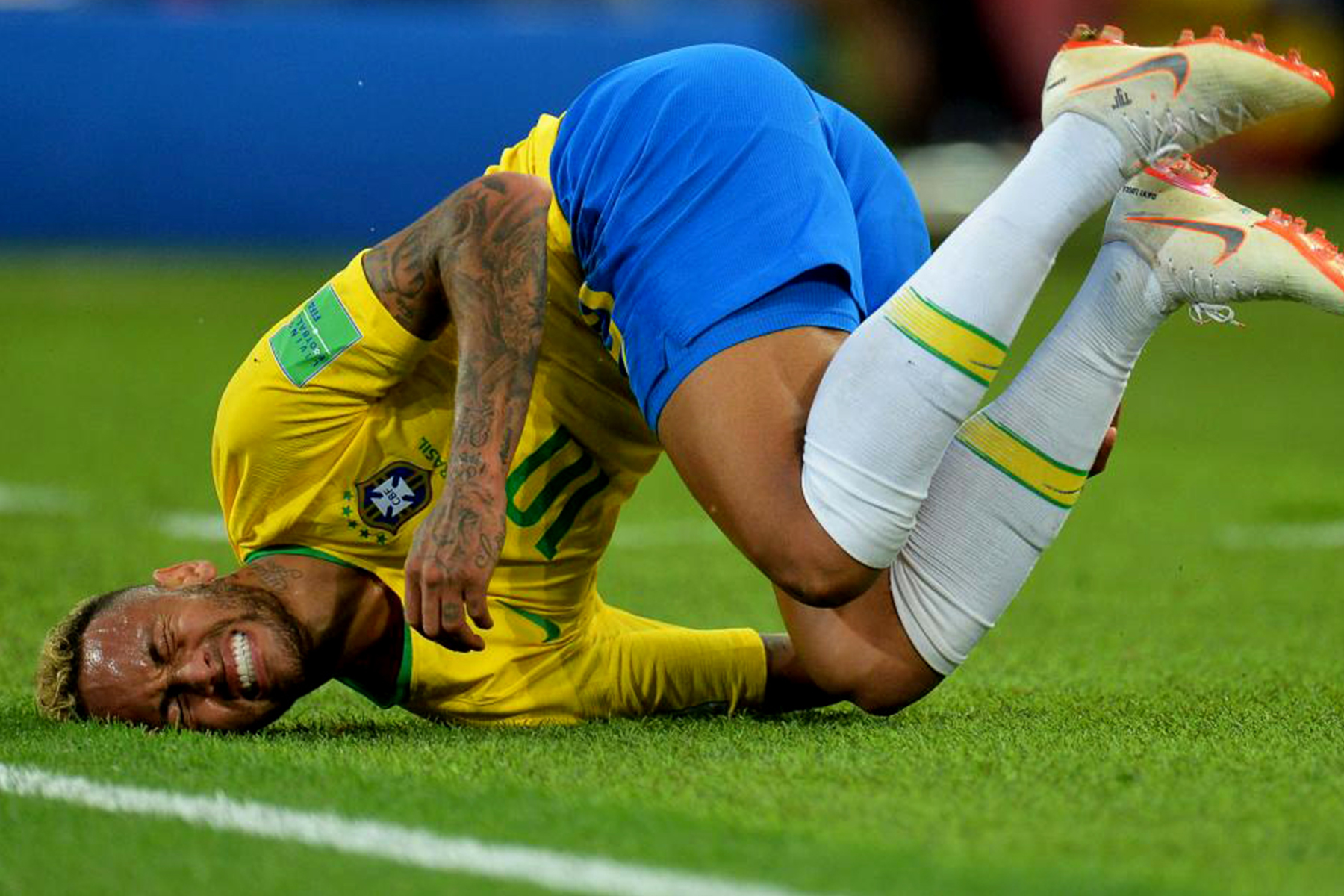 Neymar suma 14 minutos en el suelo… 