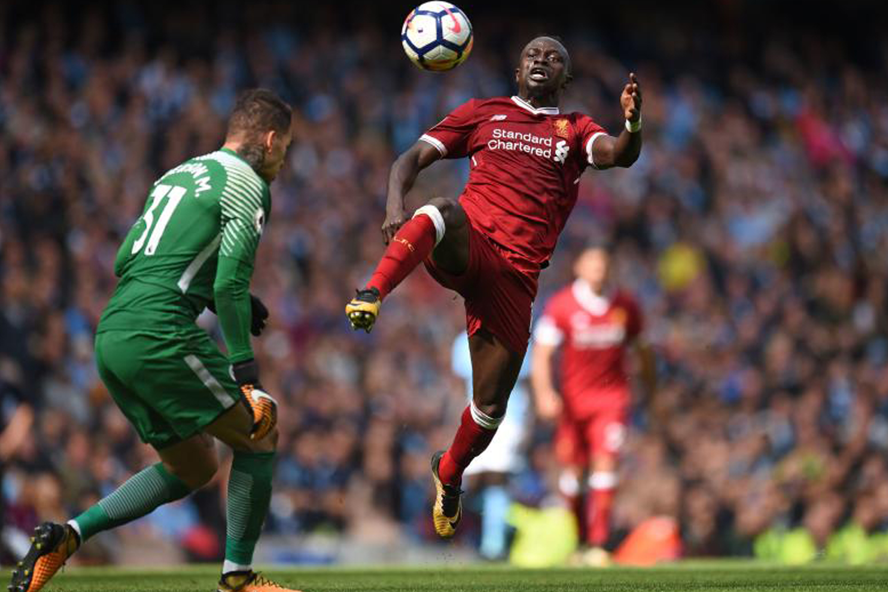 Suspenden a Sadio Mané tres partidos por dura entrada a Ederson