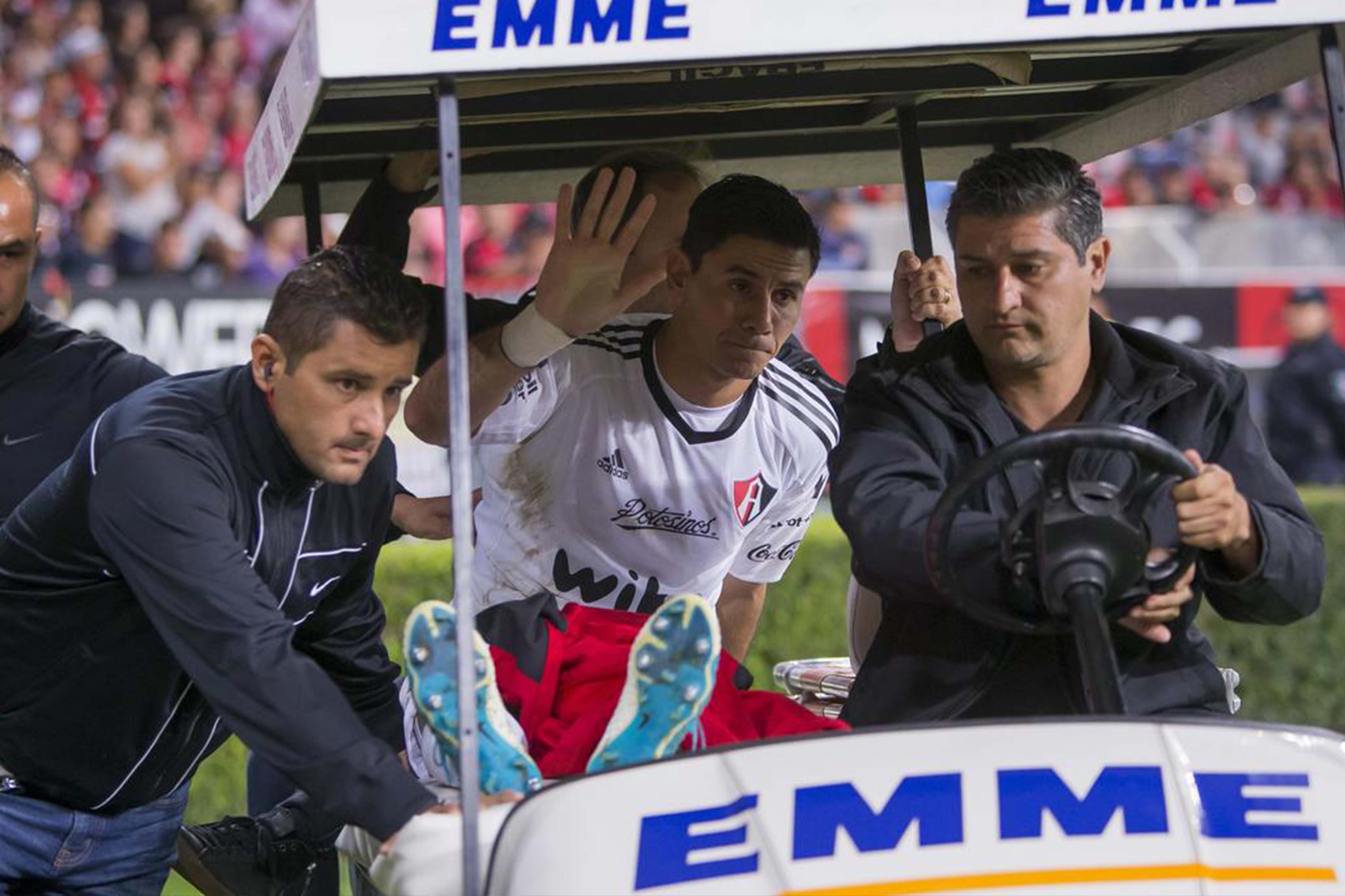 ¡Escalofriante! Oscar Ustari se lesiona la rodilla